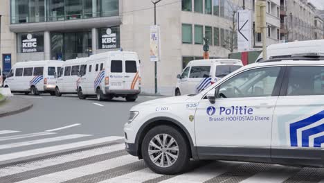 Vehículos-Policiales-Y-Furgonetas-Que-Protegen-La-Rotonda-Shuman-En-El-Distrito-Europeo---Bruselas,-Bélgica