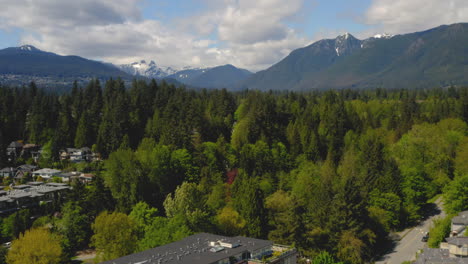 Malerische-Luftaufnahme-Einer-Berggemeinde-Im-Wunderschönen-Norden-Von-Vancouver,-Kanada