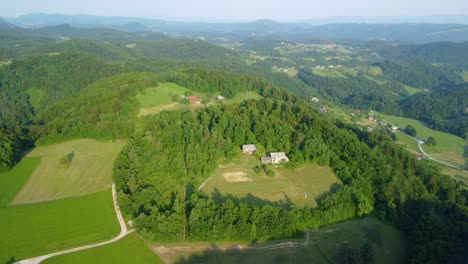 Hügelland-Mit-Grünen-Wäldern-Und-Wiesen-Voller-Einfamilienhäuser-Und-Bauernhöfe