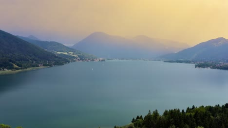 Lago-Tegernsee-Al-Atardecer-Con-Un-Resplandor-Crepuscular-Sobre-Los-Alpes