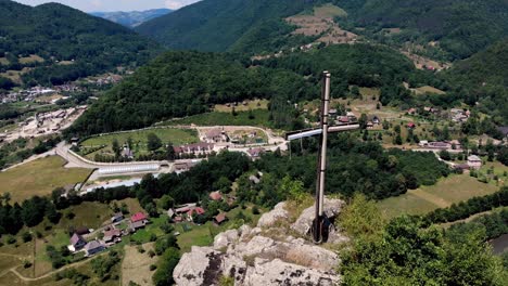 Gipfelkreuz-Am-Apuseni-Gebirge-Mit-Blick-Auf-Das-Dorf-In-Der-Nähe-Des-Flusses-Aries-In-Rumänien