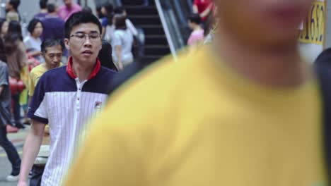 Mehrere-Hongkonger-Bürger-Durchlaufen-Die-Routine-Des-Gehens-In-Der-U-Bahn-Station