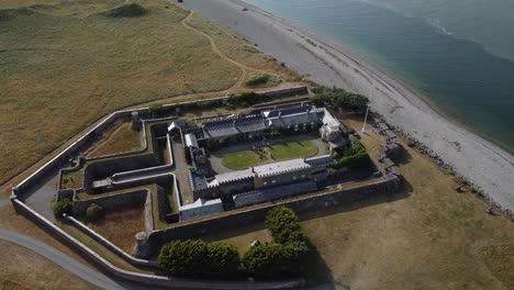 Fort-Belan,-Fuerte-Napoleónico-En-La-Costa-De-Gales-Y-Con-Vistas-Al-Estrecho-De-Menai,-Abermenai-Point-Y-Anglesey,-Gwynedd,-Gales