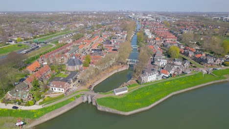Aerial-view-approaching-canal-in-Vreeswijk,-Utrecht