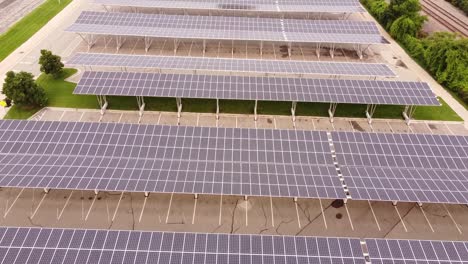 Paneles-Solares-Sobre-El-Estacionamiento-En-Msu-Lansing-Michigan---Toma-Aérea-Con-Drones