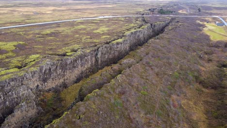 Fliegende-Drohne-über-Canyon-Im-Nationalpark-Thingvellir,-Island,-Herbstlandschaft