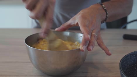 Küchenchef-Drückt-Zitronensaft-In-Eier-Und-Geschmolzene-Buttermischung-In-Einer-Schüssel
