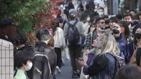 Female-Tourist-Not-Wearing-Mask-In-The-Crowd-Of-People-During-Pandemic-In-Tokyo,-Japan