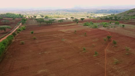 Drohne-Mavic-Air-2,-Die-über-Den-Hügel-In-Der-Wüstenzone-Der-Afrikanischen-Savanne-Fließt