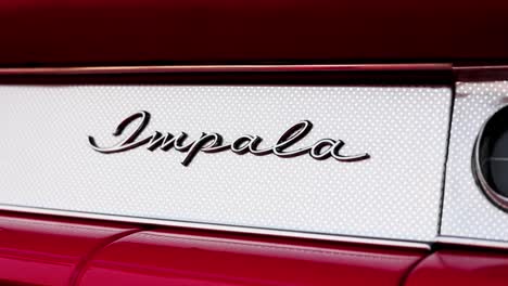 Chevrolet-Impala-1958-Oldtimer-Modell,-Verchromter-Markenname-Auf-Dem-Handschuhfach-Im-Innenraum