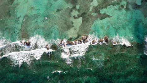 Luftaufnahme-Der-Meereswellen,-Die-An-Der-Felsigen-Küste-Der-Bahamas-Zusammenbrechen