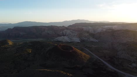 Vista-De-Drone-Al-Atardecer-Del-Volcán-Inactivo-En-Utah