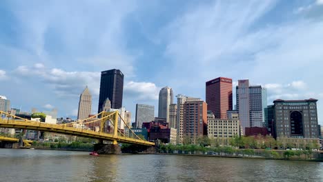 Pittsburgh-City-Skyline-Schwenkt-Im-Sommer-Nach-Rechts