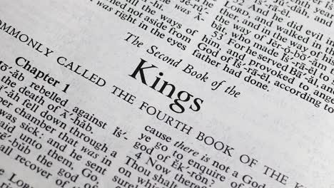 Cu-Bibelseite,-Die-Sich-Dem-Buch-Der-Zweiten-Könige-Zuwendet