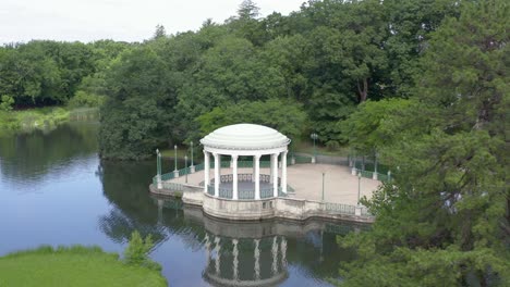 Bandstand-With-Reflection-On-Water-At-Roger-Williams-Park-In-Providence,-Rhode-Island,-USA