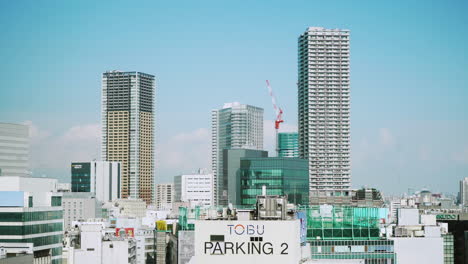 Moderne-Gebäude-Und-Bauarbeiten-In-Ikebukuro,-Im-Stadtgebiet-Toshima-Von-Tokio,-Japan