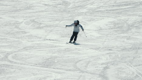 Esquiador-Experto-Deslizándose-Cuesta-Abajo-En-El-Lugar-De-La-Estación-De-Esquí-De-Okudahida-Hirayu-En-Gifu,-Japón
