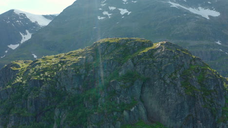 Von-Sonnenlicht-Beleuchtete-Felsige-Berge-Im-Oldedalen-Tal-In-Nordfjorden,-Altes-Norwegen