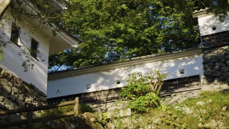 Escena-De-Verano-Sobre-Los-Muros-Del-Castillo-Japonés,-Gujo-Hachiman,-Gifu