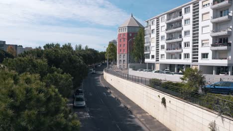 Moverse-Lateralmente-Hacia-Los-Edificios-Por-La-Mañana,-Montpellier---Francia