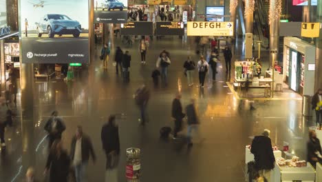 Timelapse-De-Personas-Caminando-Dentro-Del-Aeropuerto-De-Schiphol-Con-Tiendas-En-Países-Bajos