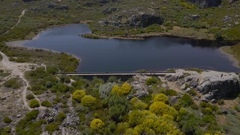 Eine-Drohne-Zieht-Aus-Dem-Covão-Dos-Conchos,-Einem-Künstlichen-See-In-Den-Bergen-Portugals,-Zurück