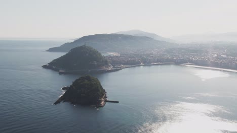 Majestätische-Küste-Der-Stadt-San-Sebastian-In-Spanien,-Filmische-Luftaufnahme