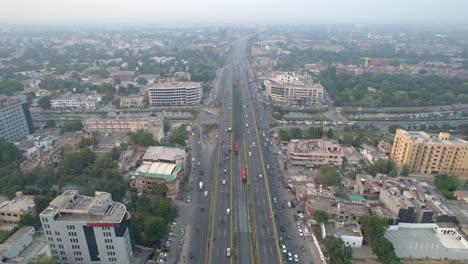 Desplazamientos-De-Tráfico-En-Carreteras-Concurridas,-Paisaje-Urbano-Urbano-De-Lahore