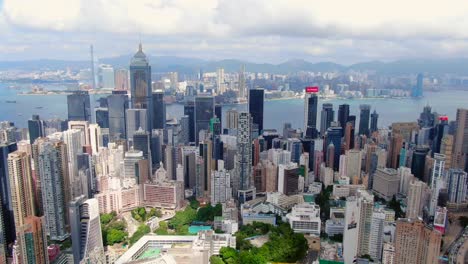 Skyline-Von-Hongkong-Und-Wolkenkratzer-Mit-Blick-Auf-Victoria-Bay-An-Einem-Schönen-Tag