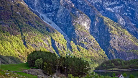 Tiro-De-Lapso-De-Tiempo-De-Iluminación-De-Montañas-Rurales-Por-Sombras-De-Sol-En-El-Valle-Vikingo,-Noruega