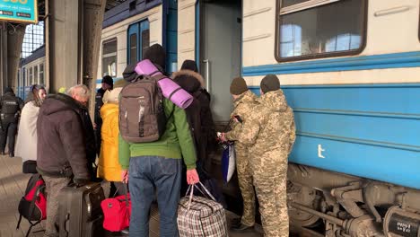 Mujeres-Soldados-Y-Policías-Ayudan-A-Los-Refugiados-De-Ucrania-Devastada-Por-La-Guerra-A-Escapar-Hacia-La-Libertad-En-Un-Tren