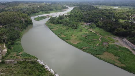 Luftaufnahme-Des-Flusses-Im-Tropischen-Grünen-Wald-In-Indonesien