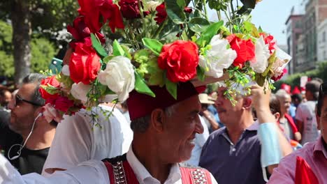 Hombre-Tunecino-Usa-Un-Sombrero-Con-Hermosas-Flores-Y-Bandera-Durante-Una-Protesta-En-Túnez,-Túnez