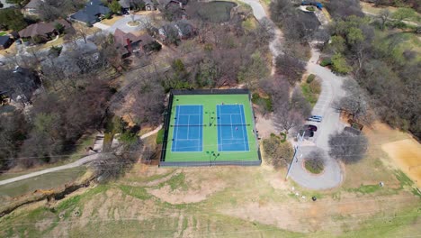 Luftvideo-Von-Tennisplätzen-Der-Highland-Shores-Owners-Association-In-Highland-Village,-Texas