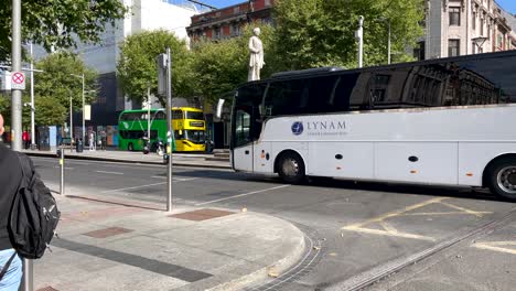 Zeitlupe-Des-Verkehrs-Mit-öffentlichen-Bussen-Und-Autos-In-Der-Innenstadt-Von-Dublin-Bei-Sonnenlicht