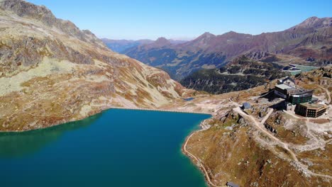 Vista-Panorámica-Del-Berghotel-Rudolfshutte,-El-Lago-Glaciar-Weisssee-Y-La-Presa-En-Un-Día-Soleado-En-Austria