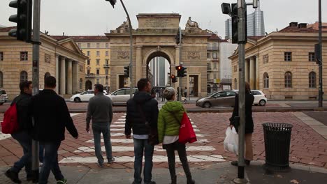 Urbaner-Zeitraffer-Der-Stadt-Mailand-Mit-Menschen,-Die-An-Der-Ampel-Darauf-Warten,-Den-Fußgängerüberweg-Zu-überqueren