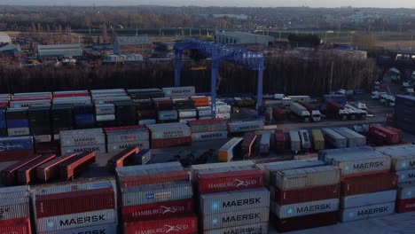 Versandcontainer-Kranlift,-Der-Schwere-Fracht-Exportiert,-Kistencontainer-In-Der-Werft,-Luftaufnahme,-Rechte-Dolly-Aufnahme