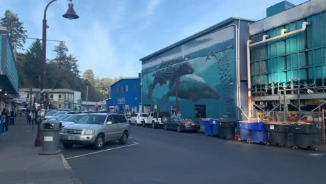 Cars-Parked-Outside-The-Pacific-Seafood-Retail-Store-In-Newport,-Oregon