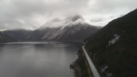 Luftaufnahme-Des-Schneebedeckten-Berges-Stetind-In-Nordland,-Norwegen