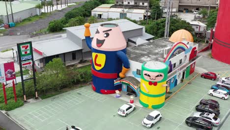 Aerial-pan-shot-around-famous-7-11-convenience-store-located-next-to-Lucky-Art-Crayon-Factory-at-Su'ao-township-at-Yilan-city,-Taiwan