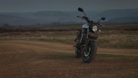 Se-Muestra-Una-Motocicleta-Yamaha-Xsr700-Plateada-Estacionada-Al-Atardecer