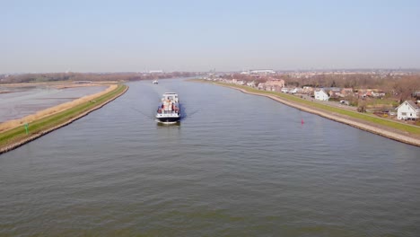Luftaufnahme-über-Dem-Fluss-Noord-Mit-Blick-Auf-Das-Missouri-Frachtcontainerschiff,-Das-Sich-An-Einem-Sonnigen-Tag-Nähert