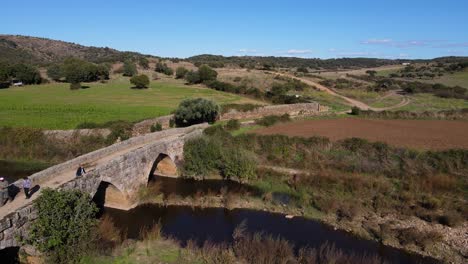 Menschen,-Die-über-Die-Römische-Brücke-Idanha-A-Velha,-Portugal,-Gehen
