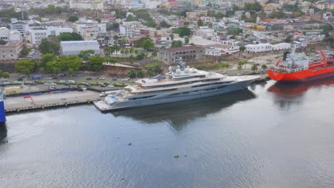Russische-Oligarchen-Luxusyacht-Im-Hafen-Von-Don-Diego,-Dominikanische-Republik