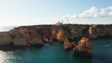 Aerial-Drone-shot-of-the-Shoreline-and-Cliffs-of-Ponta-da-Piedade,-along-the-Algarve-Coast-in-Portugal