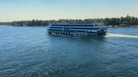 Gran-Crucero-Turístico-Navegando-Por-Las-Aguas-Del-Río-Nilo-En-Egipto
