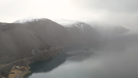 Vista-Aérea-De-Una-Cordillera-Nevada-Y-Un-Fiordo-En-Tysfjord,-Noruega