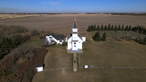 Aerial-footage-in-4k-of-rural-countryside-church-in-Alberta,-Canada