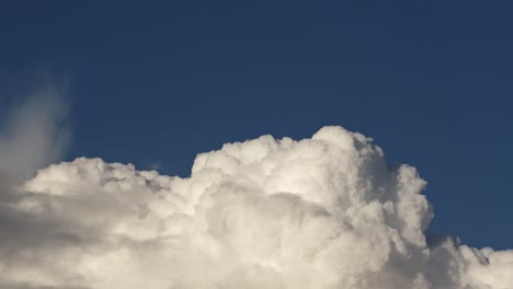 Nubes-Masivas-De-Movimiento-Lento-En-El-Cielo
